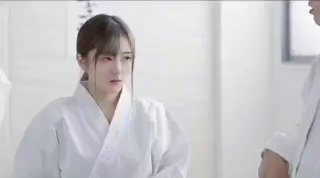房间里的4P大哥自己玩双飞，两个年纪不大的骚女一起舔鸡巴